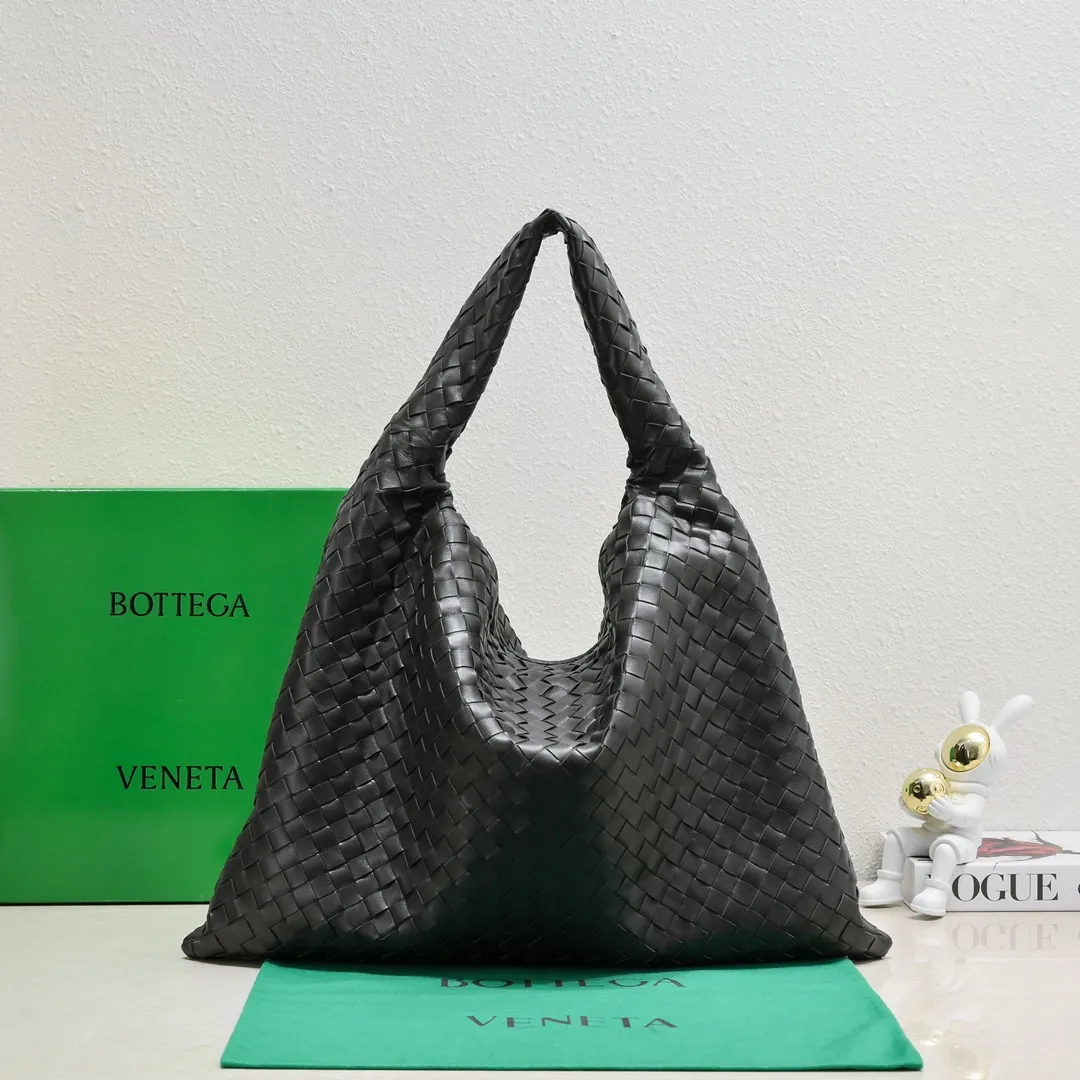 Batch 2160 #Bv New large HOP bag, the bag body and handles are made of a whole piece of woven leather. The bag body is soft and lazy. Hop symbolizes the praise of innovation and eternal craftsmanship [love]. The pyramid silhouette combines practicality and fashion. Modern and casual, the bag mouth is double-sided closed design, more convenient and safe! The cowhide texture also makes the bag more wear-resistant and durable. A must-have for fashionable ladies who like minimalism yet comfortable and casual! Size: 54x24x13, Model: 3970#